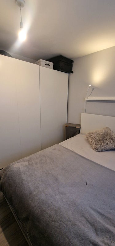 Flat Latimer Road in Greater London