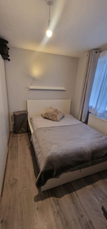 Flat Latimer Road in Greater London