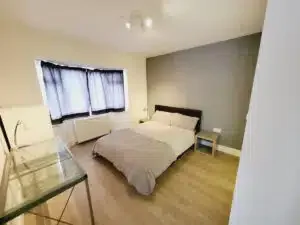 Flat Selborne Gardens in Greater London