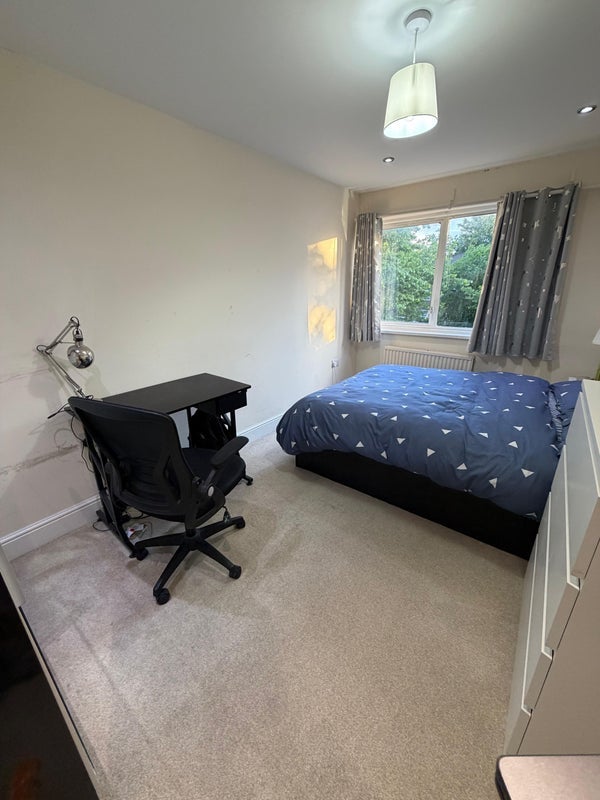 Room Beaulieu Close in Greater London