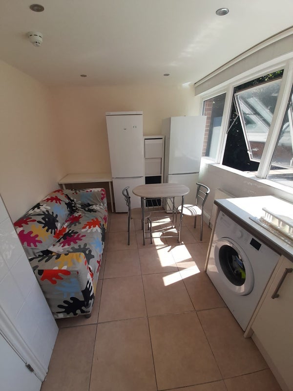 Room Beaulieu Close in Greater London