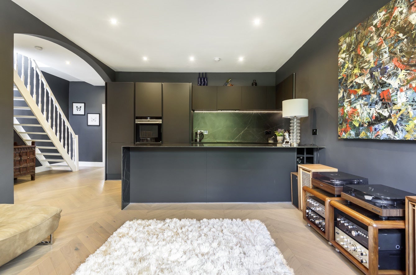 Flat Holland Road in Greater London
