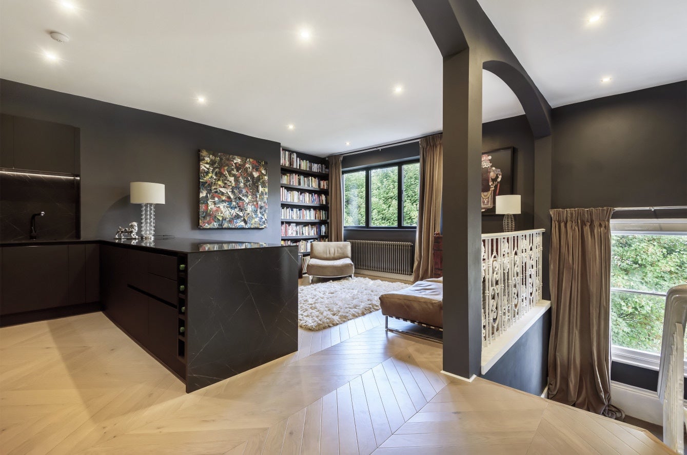 Flat Holland Road in Greater London