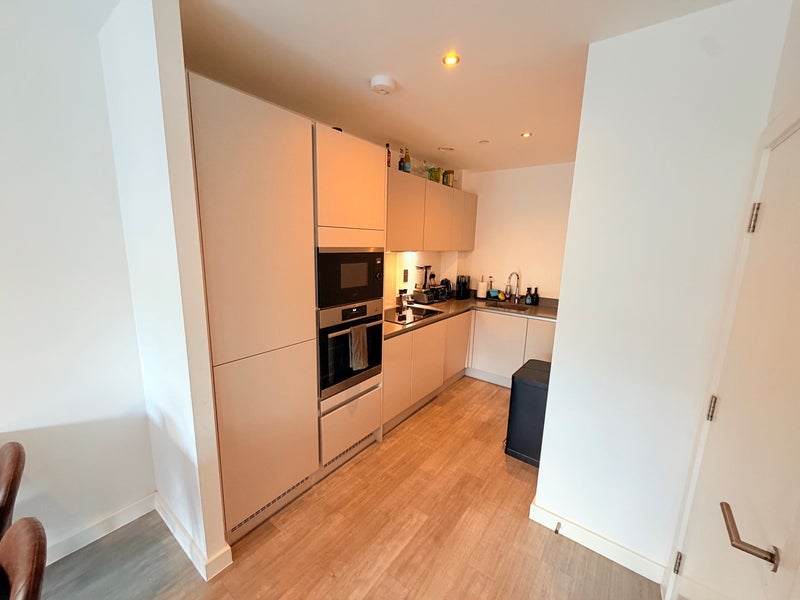 Flat Benedict Road in Greater London