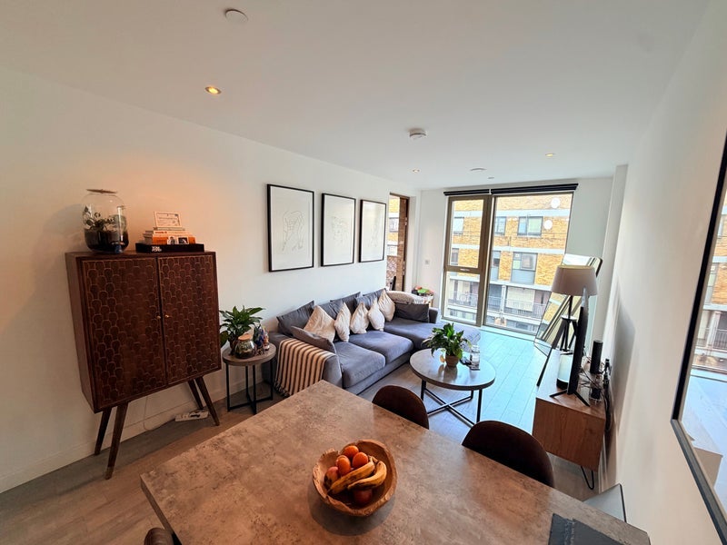 Flat Benedict Road in Greater London