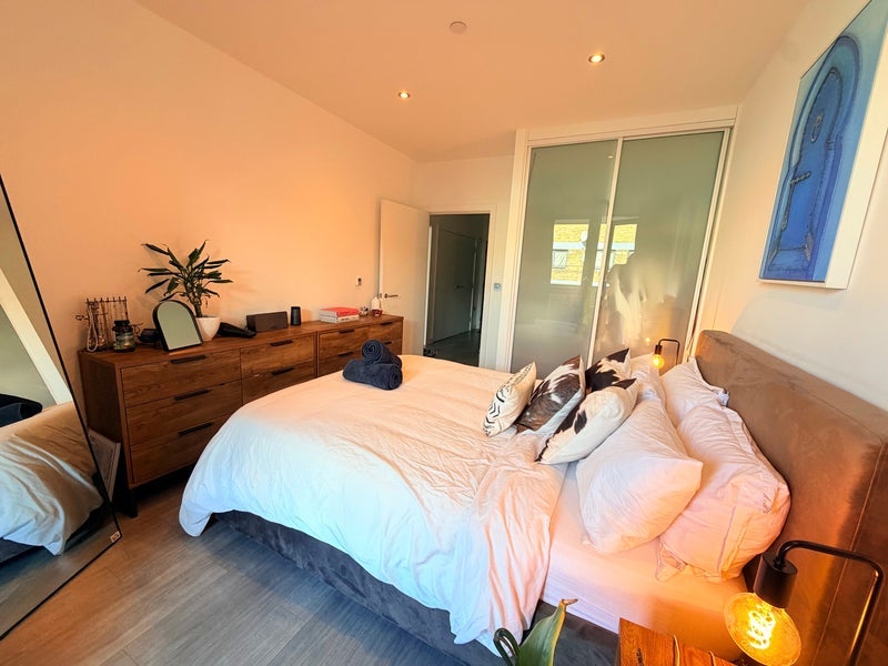 Flat Benedict Road in Greater London
