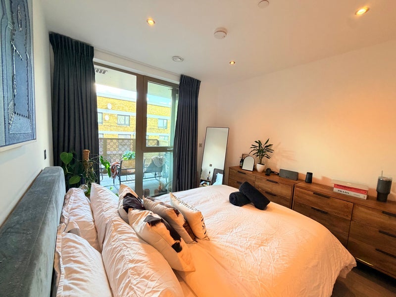 Flat Benedict Road in Greater London
