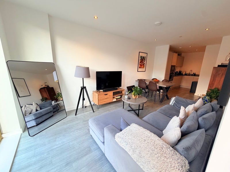 Flat Benedict Road in Greater London