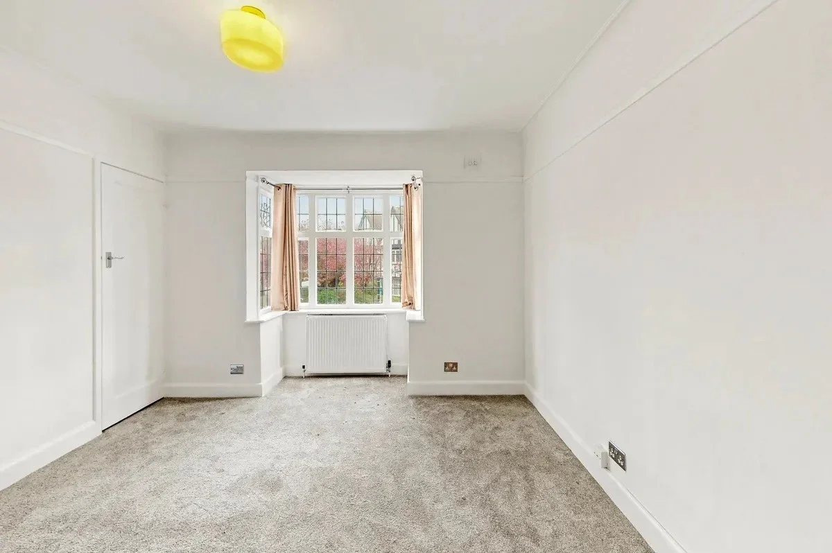 Flat Hanger Vale Lane in Greater London