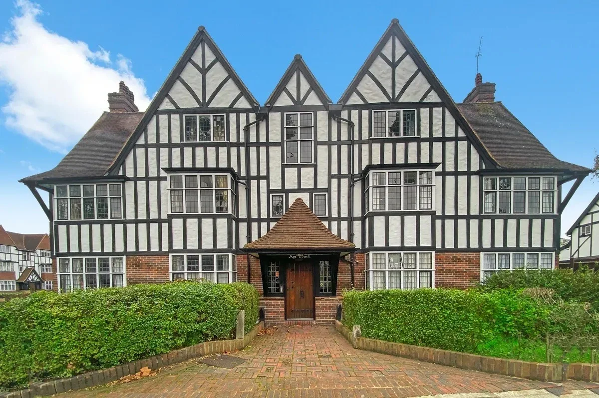 Flat Hanger Vale Lane in Greater London