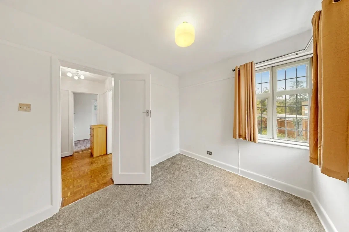 Flat Hanger Vale Lane in Greater London