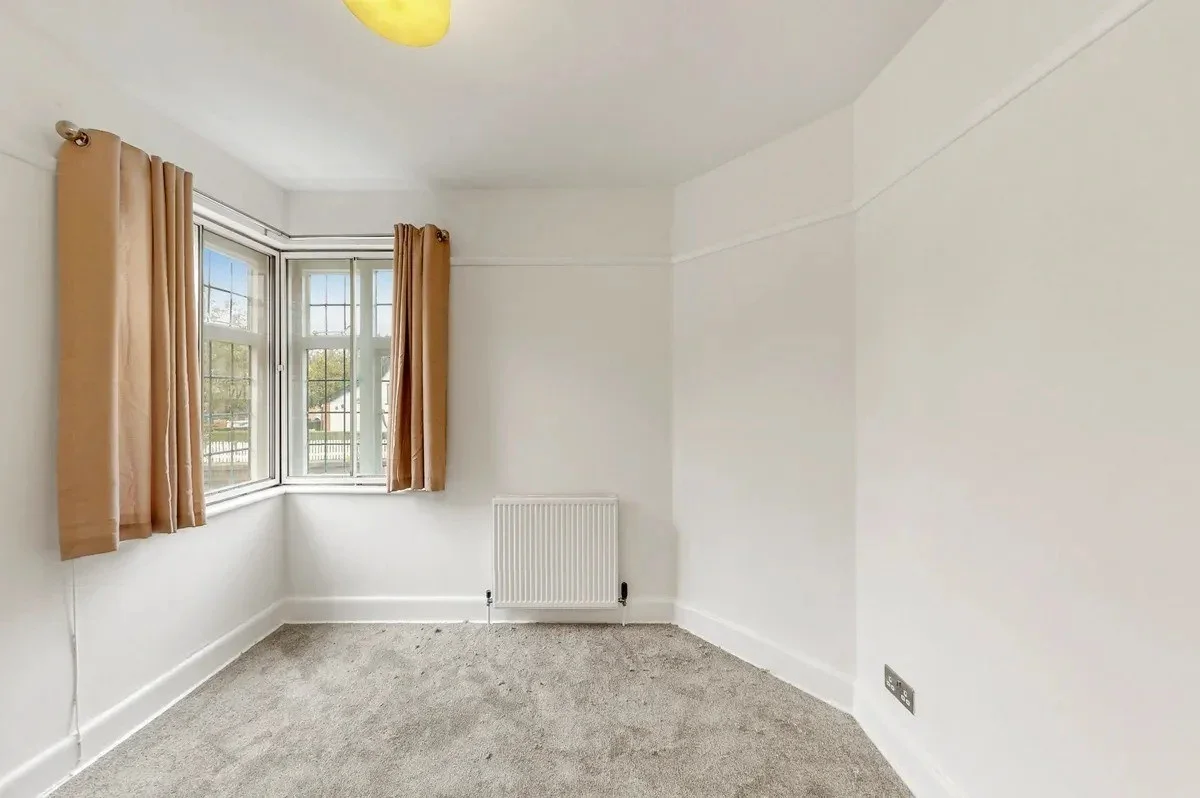 Flat Hanger Vale Lane in Greater London
