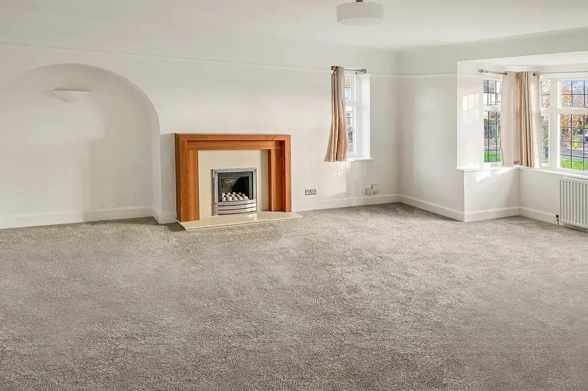 Flat Hanger Vale Lane in Greater London