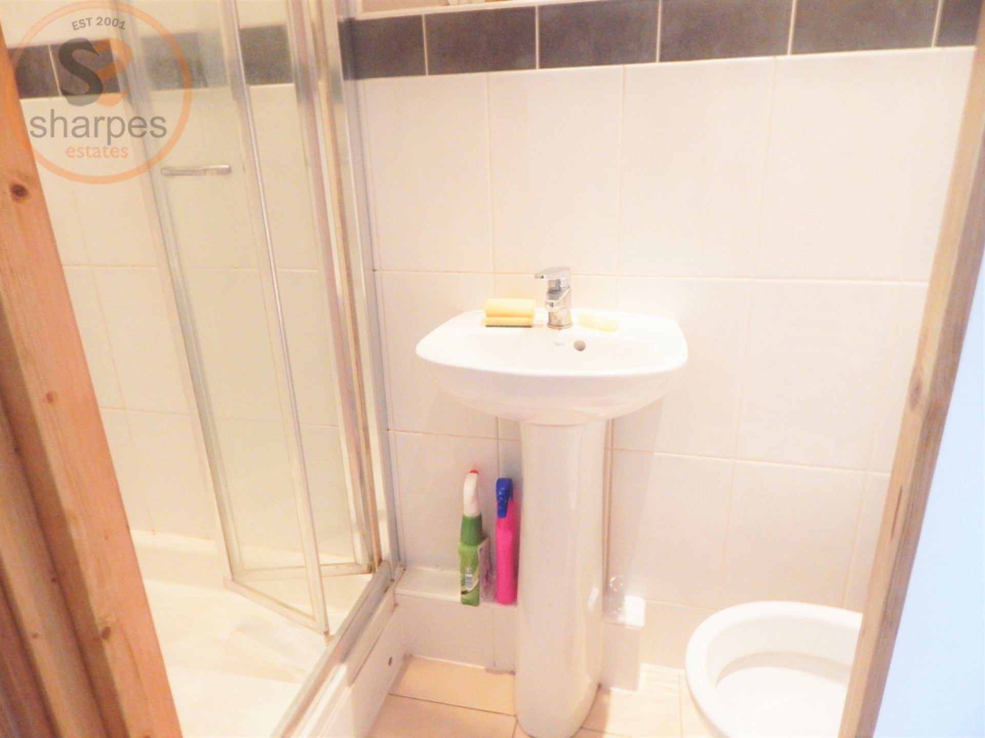 Room Robinson Road in Greater London