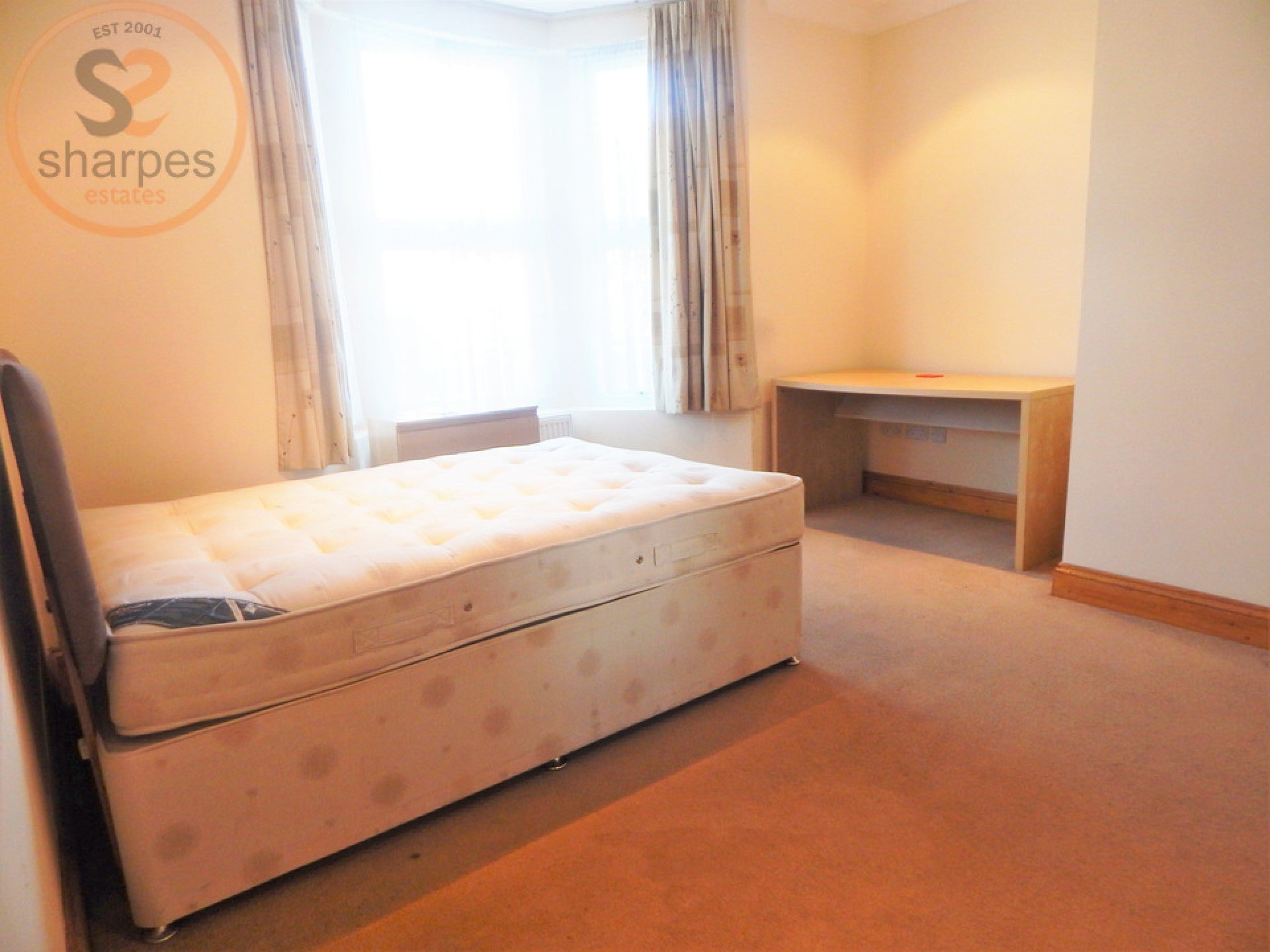 Room Robinson Road in Greater London