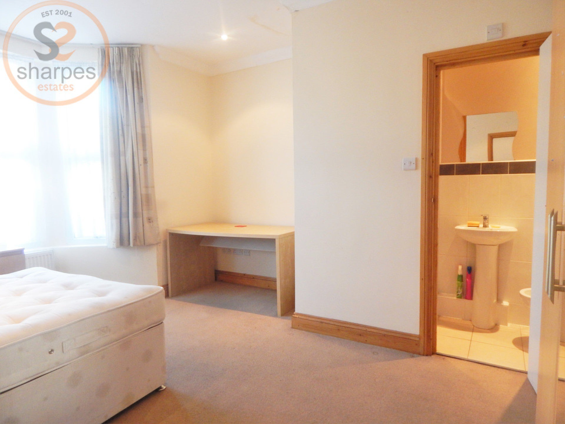 Room Robinson Road in Greater London