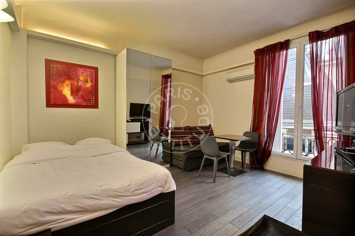 Flat Avenue des Champs-Élysées in Paris