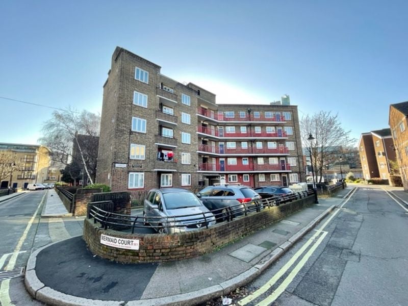 Flat Tennis Street in Greater London