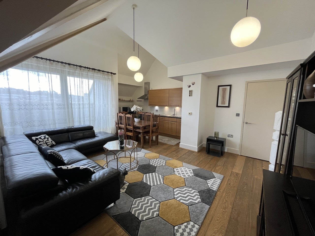 Flat Bloomfield Road in Greater London