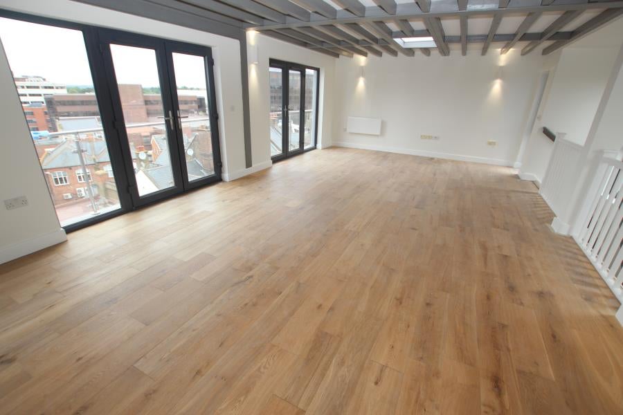 Flat Chertsey Road in Woking