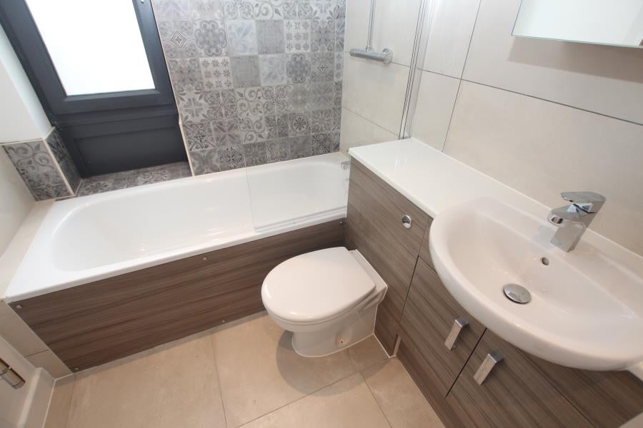 Flat Chertsey Road in Woking