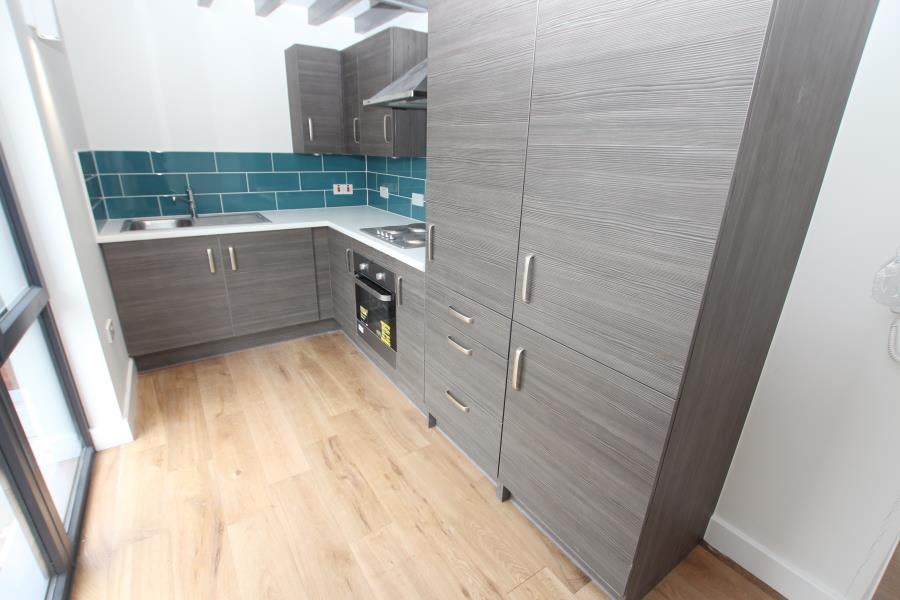 Flat Chertsey Road in Woking
