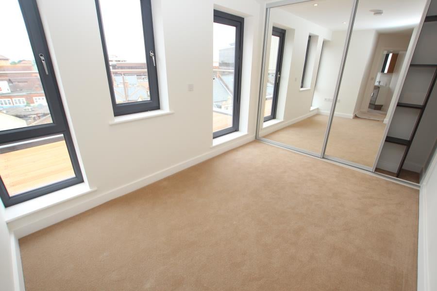 Flat Chertsey Road in Woking