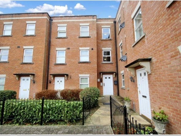 Flat Godwin Court in Swindon