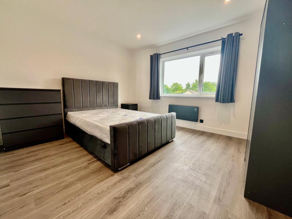 Flat Boundfield Road in Greater London