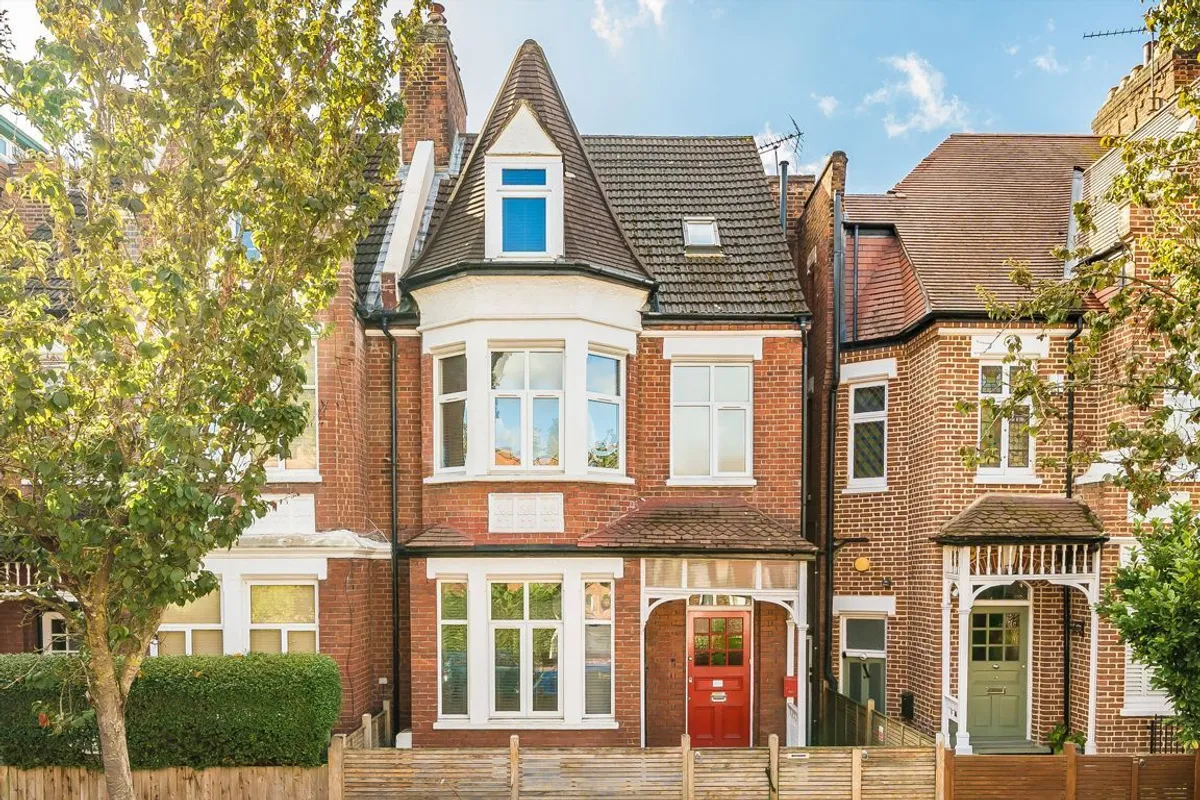 House Fairlawn Avenue in Greater London