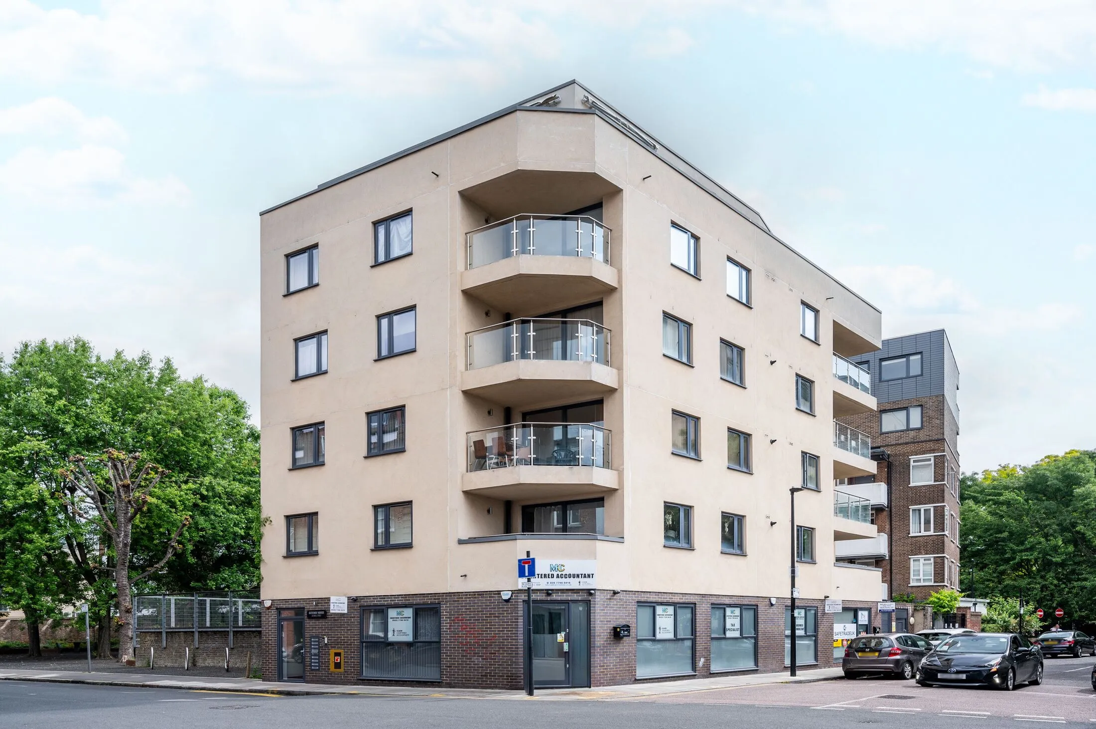 Flat Cavell Street in Greater London