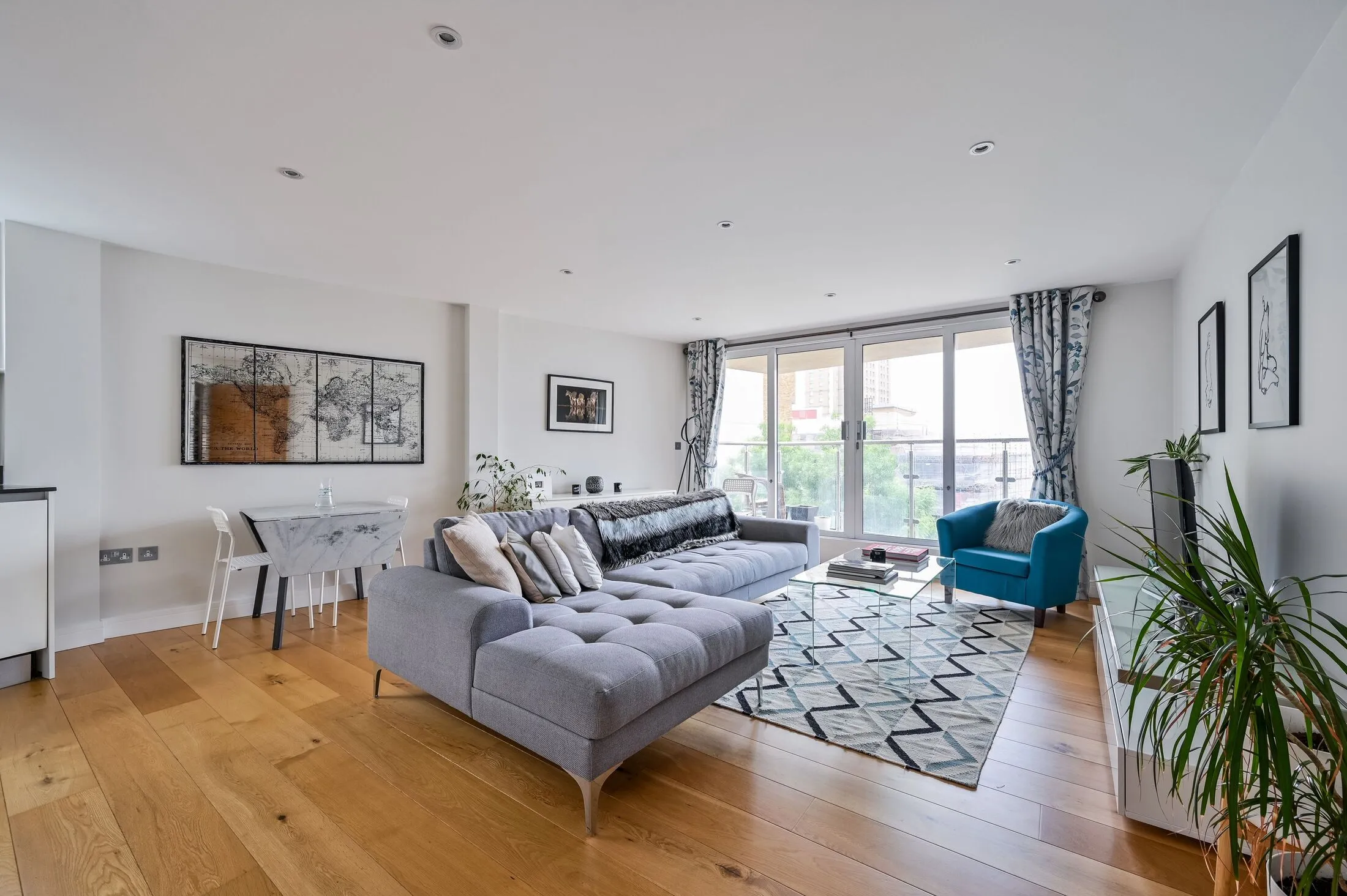 Flat Cavell Street in Greater London