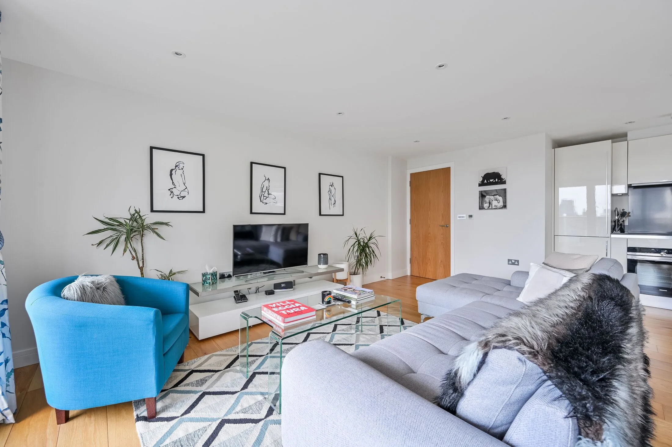 Flat Cavell Street in Greater London
