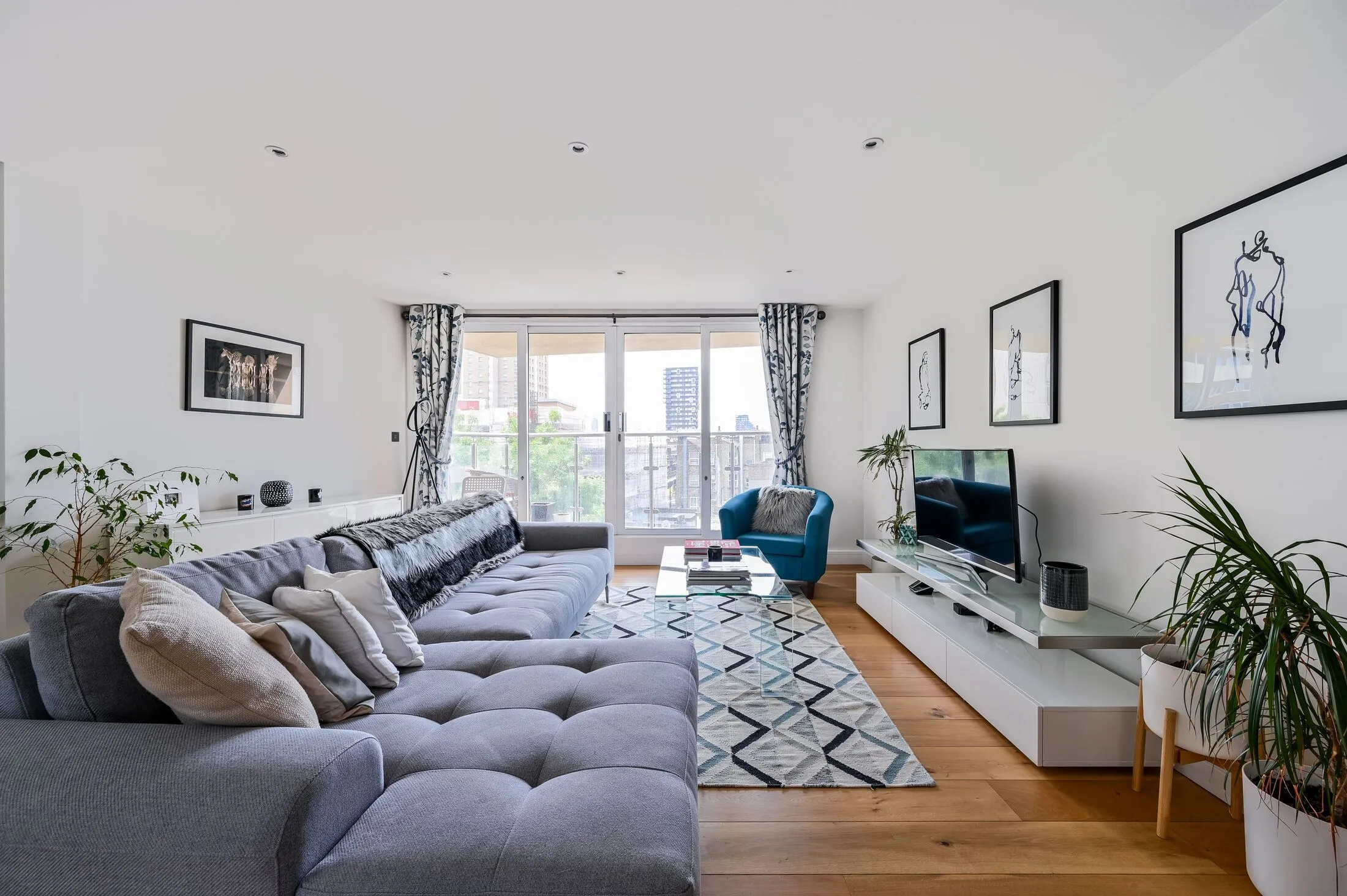 Flat Cavell Street in Greater London
