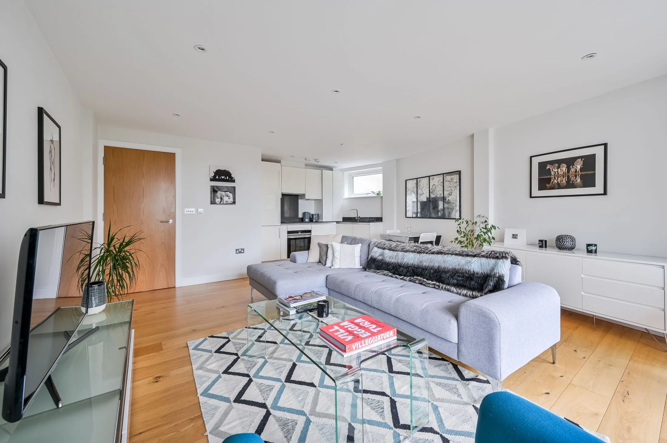 Flat Cavell Street in Greater London