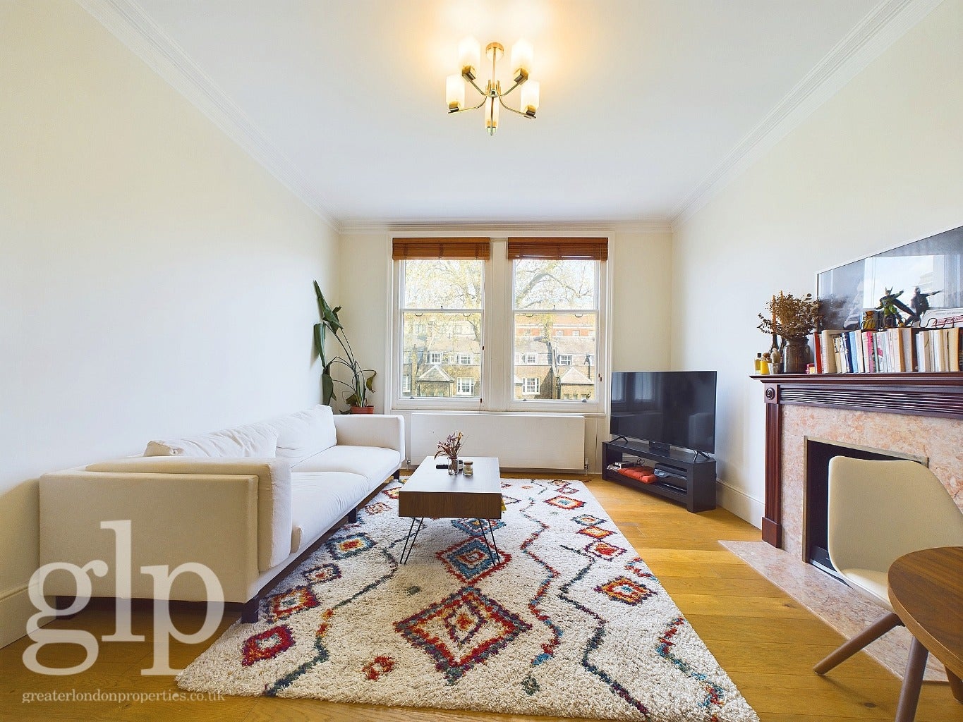 Flat Ridgmount Gardens in London