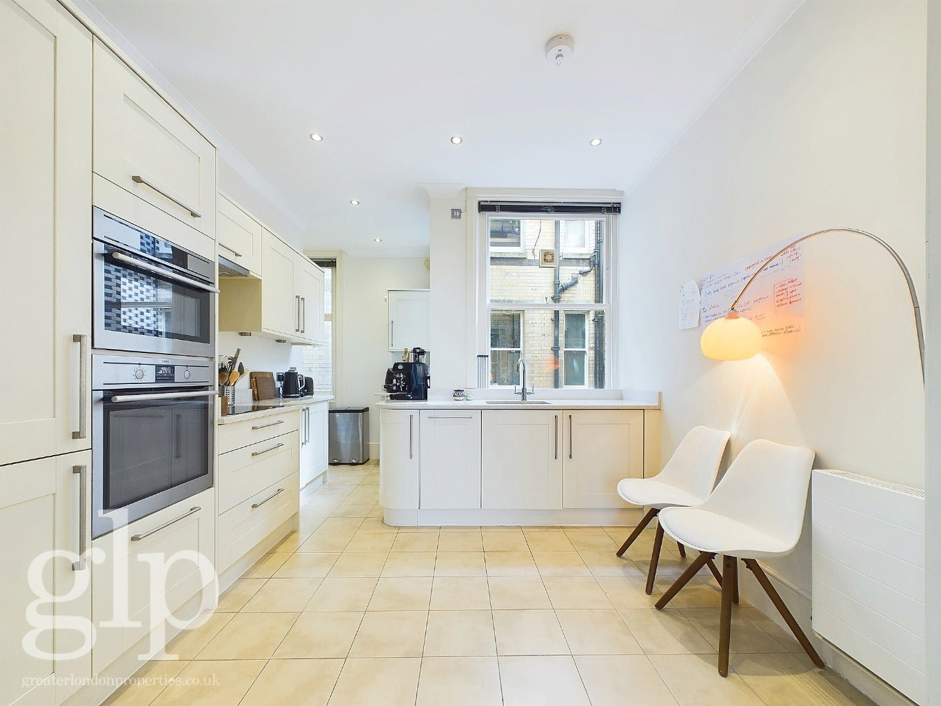 Flat Ridgmount Gardens in London