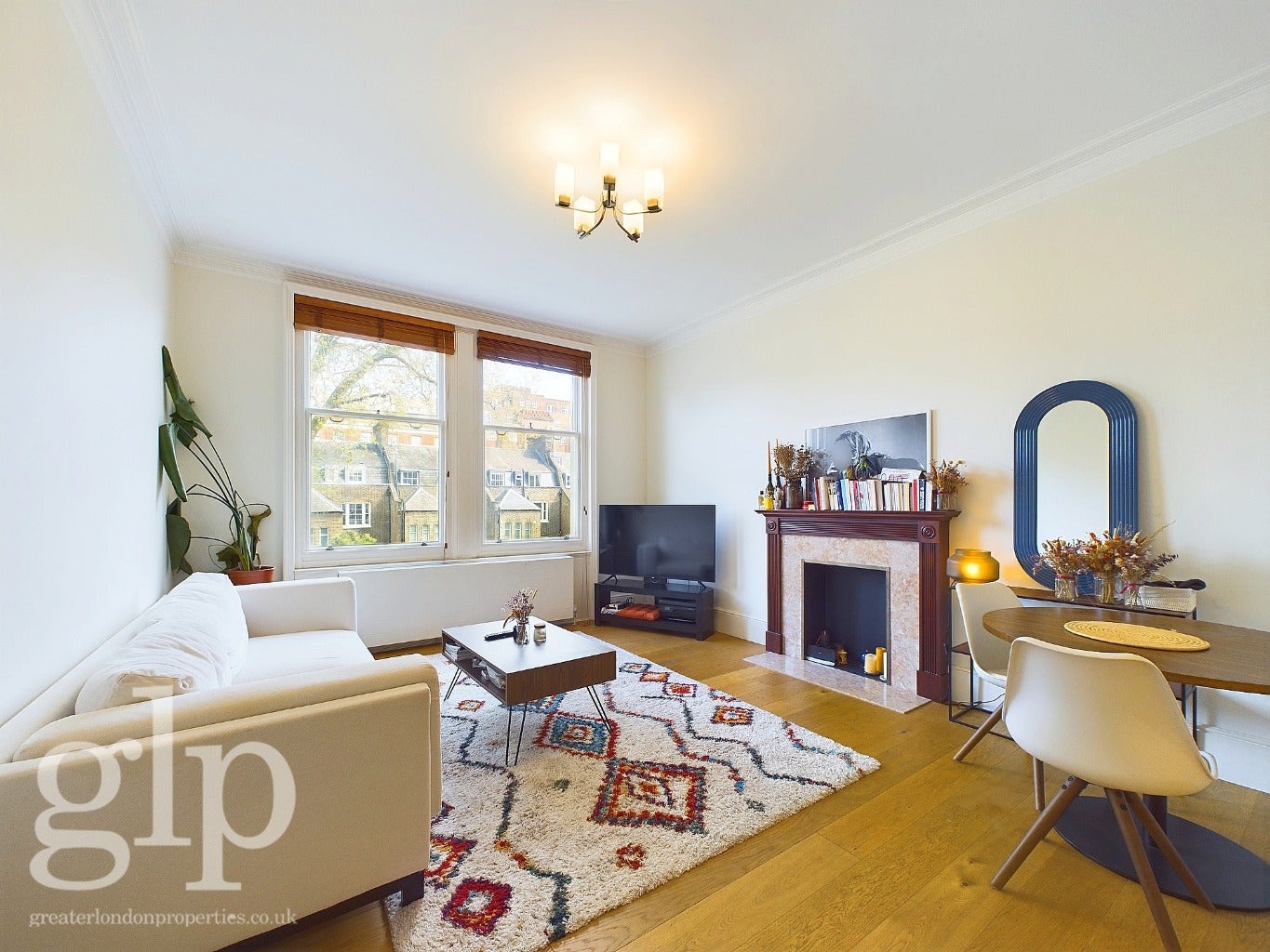 Flat Ridgmount Gardens in London