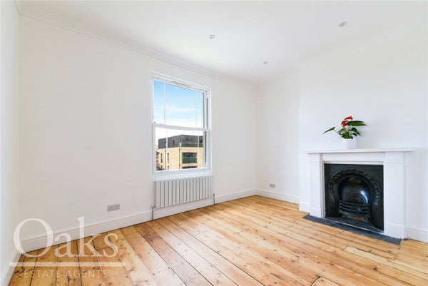Flat Holmesdale Road in London