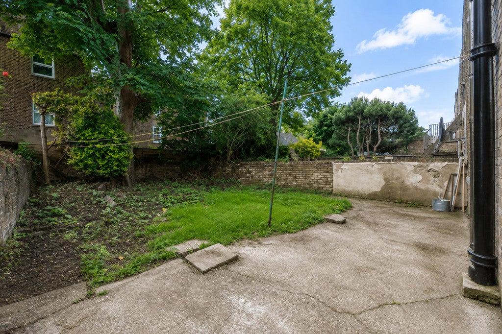 Flat Iverson Road in Greater London