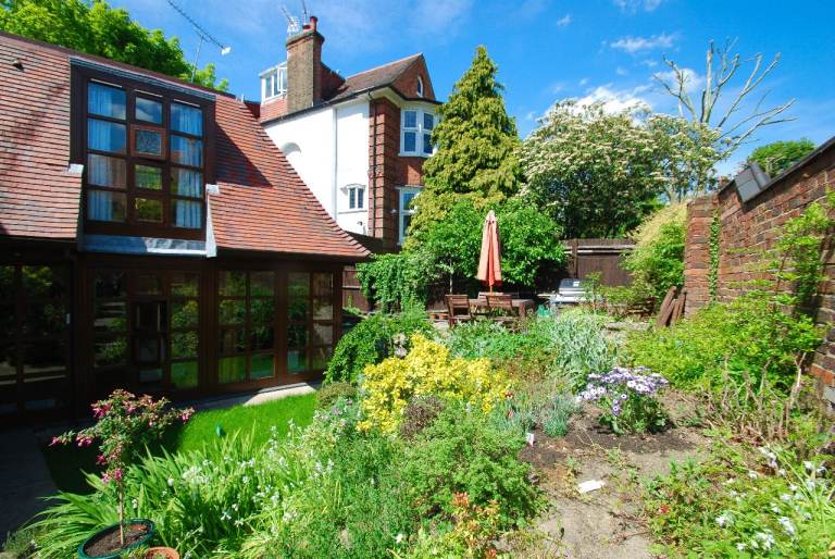 House Rosecroft Avenue in Greater London