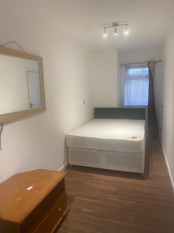 Room Parlaunt Road in Slough
