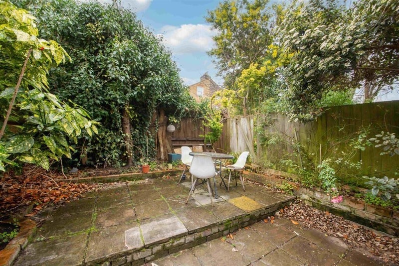 Room Leander Road in Greater London