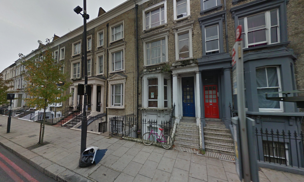 Flat Warwick Road in London