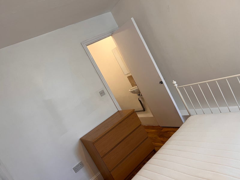 Room Harcourt Road in Greater London