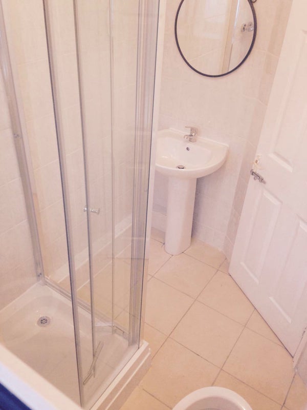 Room Harcourt Road in Greater London