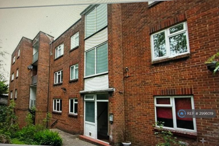 Flat Bitterne Road West in Southampton