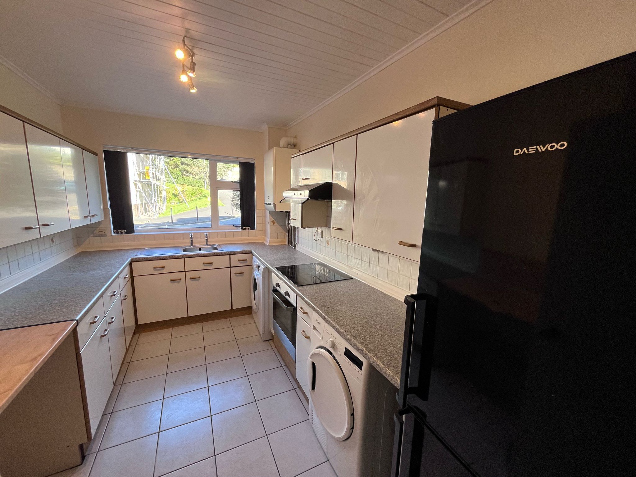 Flat Long Oaks Court in Swansea