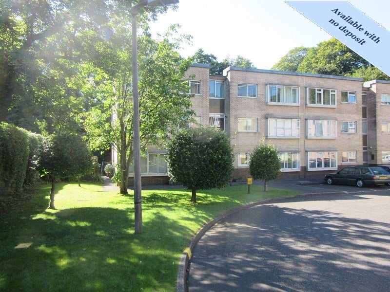 Flat Long Oaks Court in Swansea