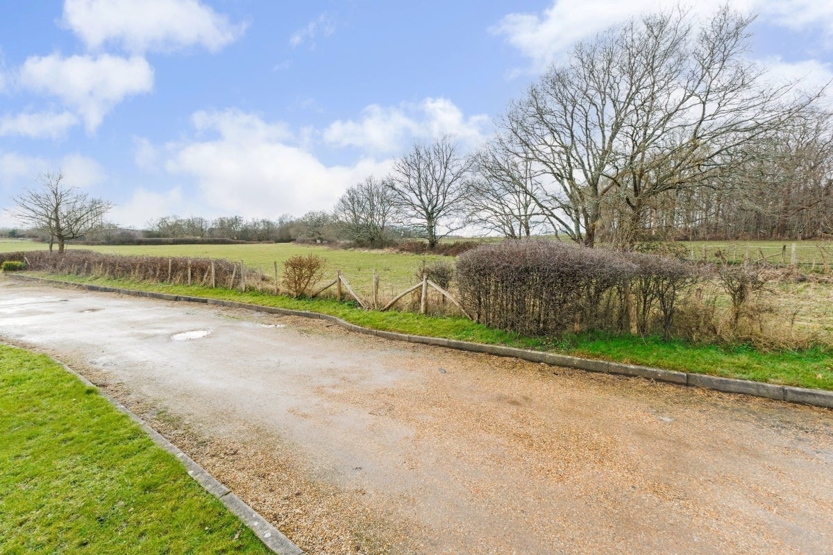 House Dewlands Hill in Wealden